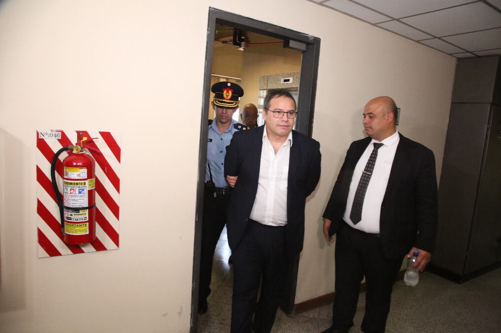 El periodista Carlos Granada, acusado por acoso sexual y otros delitos, recusó a las agentes fiscales y logró así la suspensión de la audiencia preliminar. Foto: Archivo