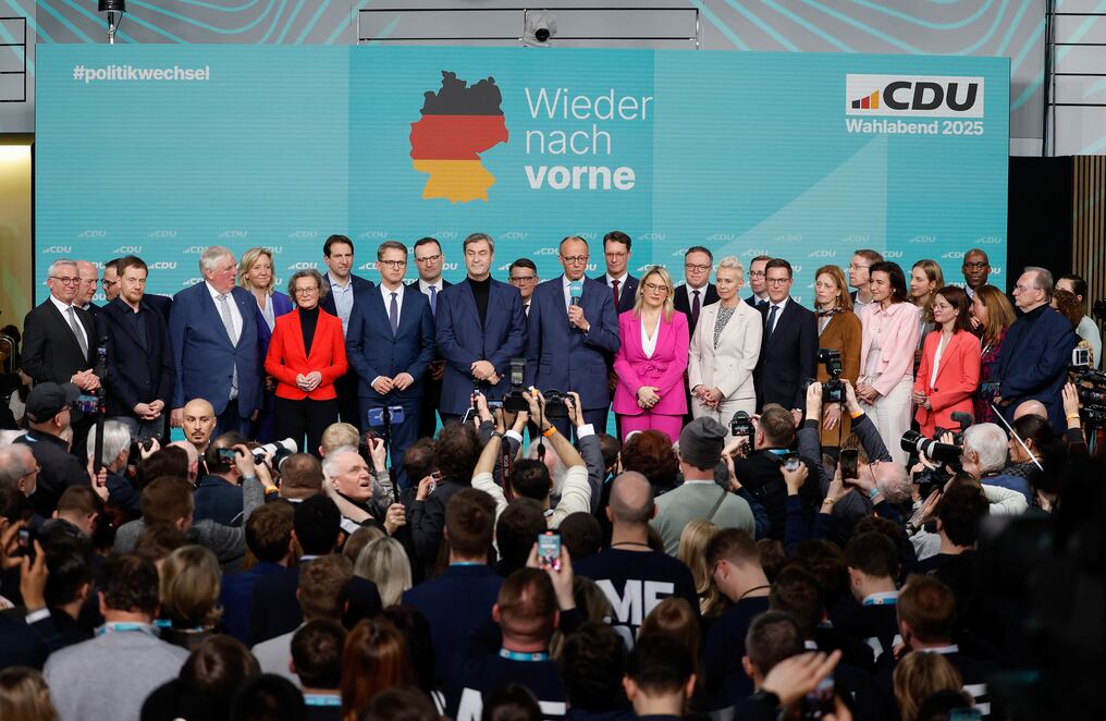 Friedrich Merz (centro), líder de la conservadora Unión Cristianodemócrata (CDU), celebran los resultados. Foto: Odd Andersen/AFP