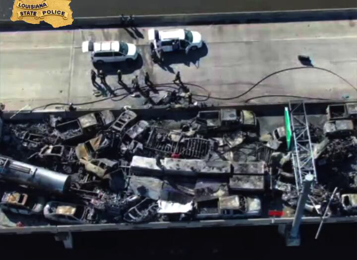Unos 158 automóviles estuvieron involucrados en el grave accidente que ocurrió en una carretera de Estados Unidos. Foto: @LouisianaStatePolice