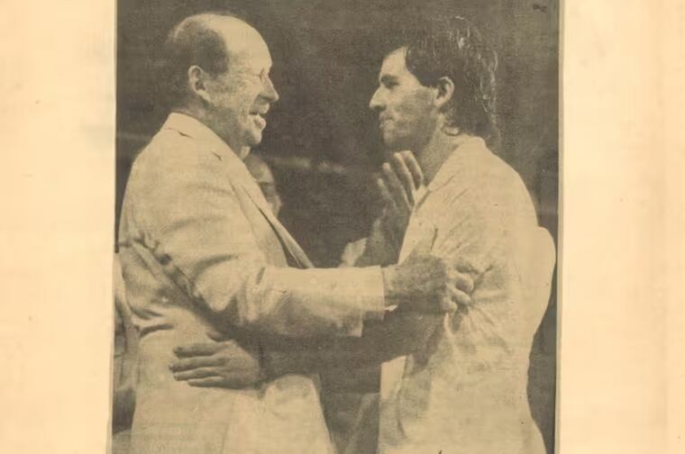 Stroessner, que mandaba desde hacía 32 años en Paraguay, saluda a Chapacú. El dictador cayó dos años después.