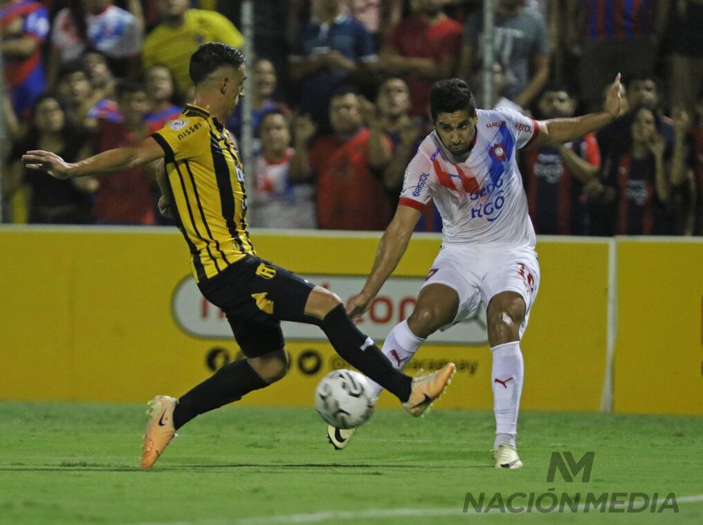 Cecilio Domínguez es trabado por Daniel Pérez de Guaraní en esta acción (foto: Eduardo Velázquez)