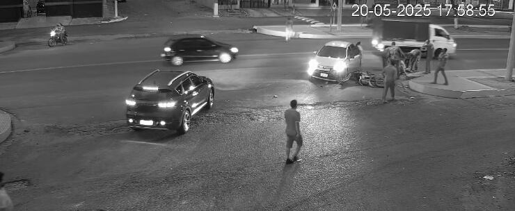 El accidente se produjo cuando el auto intentó girar a la izquierda y fue embestido por la motocicleta. Foto: Captura de pantalla