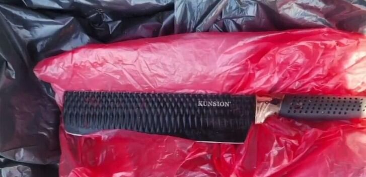 El policía sufrió heridas superficiales en el cuello propinadas con un cuchillo. Foto: captura de pantalla