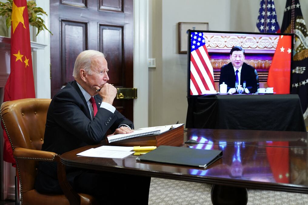 Joe Biden y Xi Jinping se comunicaron telefónicamente para rebajar las tensiones entre ambas potencias. Foto: AFP/Archivo