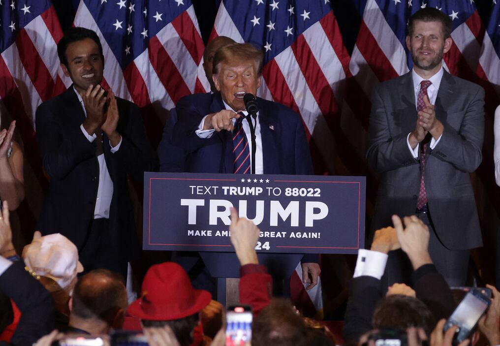 Trump celebró la decisión del panel de apelaciones de reducir la fianza, pero denunció el caso que lo sentará en abril en el banquillo de “interferencia electoral” y “caza de brujas”. Foto: AFP/Archivo