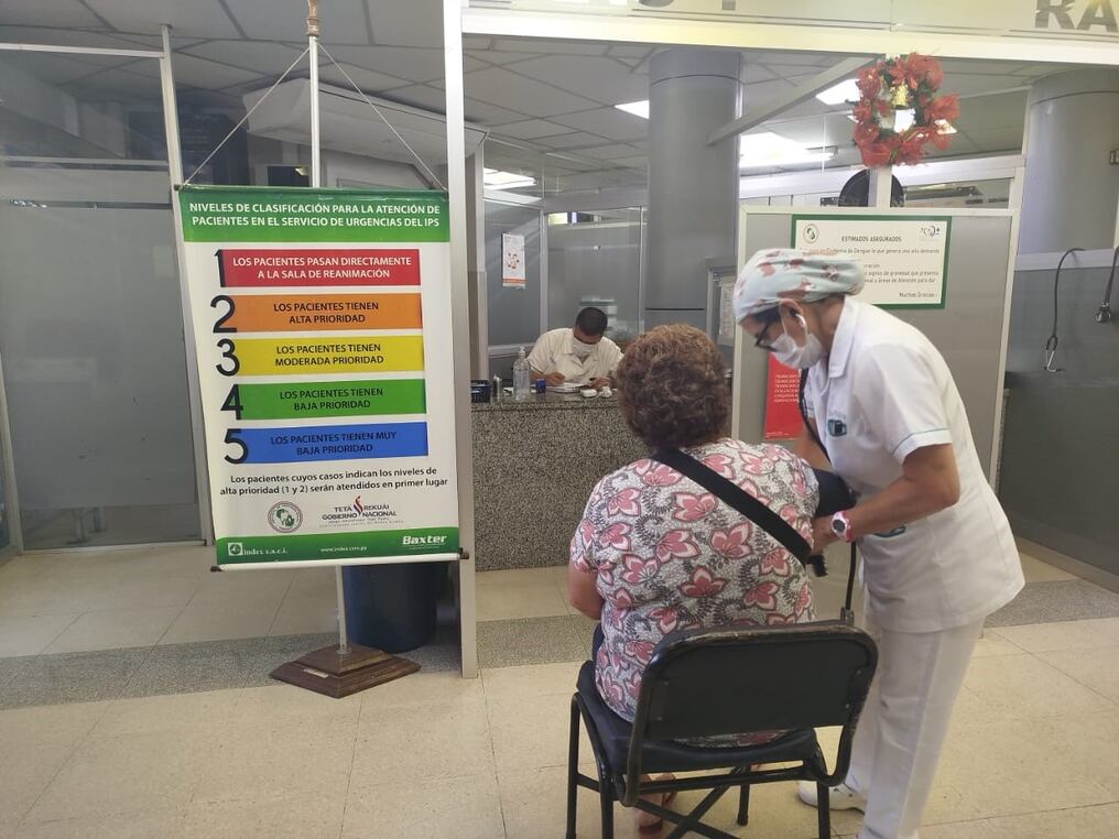 IPS atiende en el servicio de urgencias del Hospital Central a pacientes afectados por el calor extremo. Foto: IPS