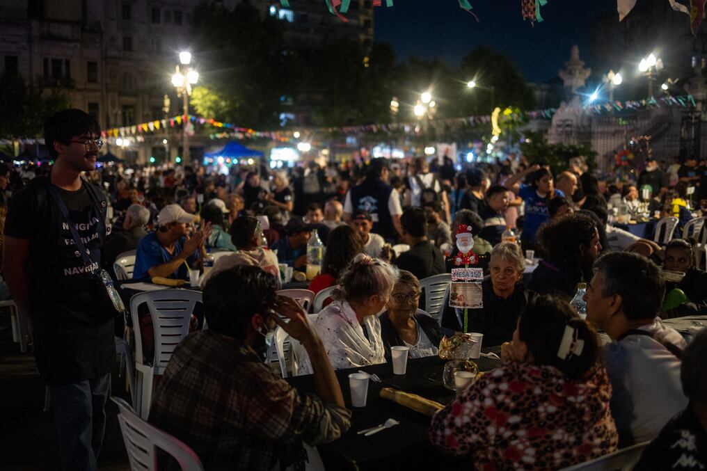 El evento “Ninguna familia sin Navidad” se realizó frente al Congreso Nacional de Argentina, el 24 de diciembre. Foto: Tomas Cuesta/AFP