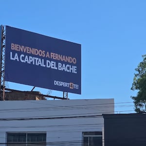 La capital del bache: Fernando de la Mora amanece empapelada de reclamos