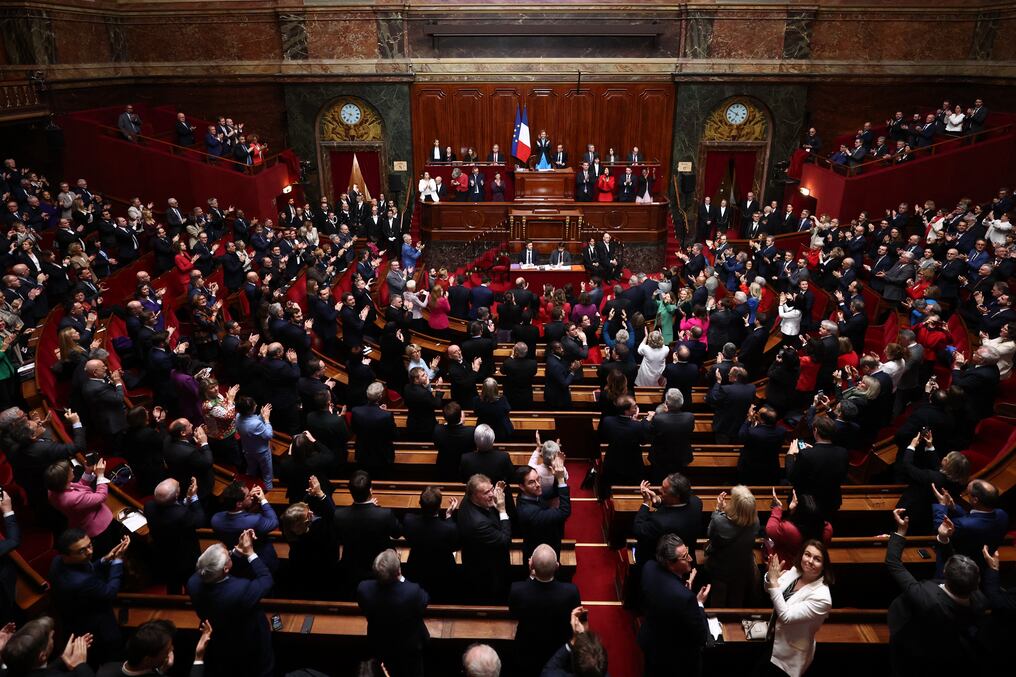 El Vaticano afirma que incluir el aborto en la constitución francesa equivale al “derecho a suprimir una vida”. Foto: AFP