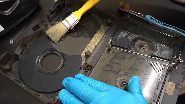 El proyecto contempla la inspección técnica del soporte físico y de la condición fotoquímica de las imágenes. Foto: Gentileza