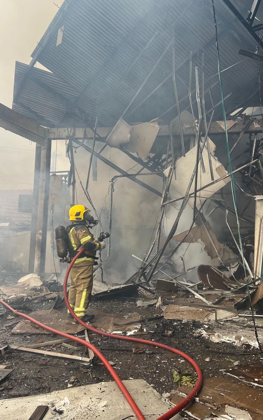 Al menos 15 personas fueron trasladadas al hospital, la mayoría por haber inhalado humo del incendio que provocó el accidente registrado en zona comercial de Gramado. Foto: AFP