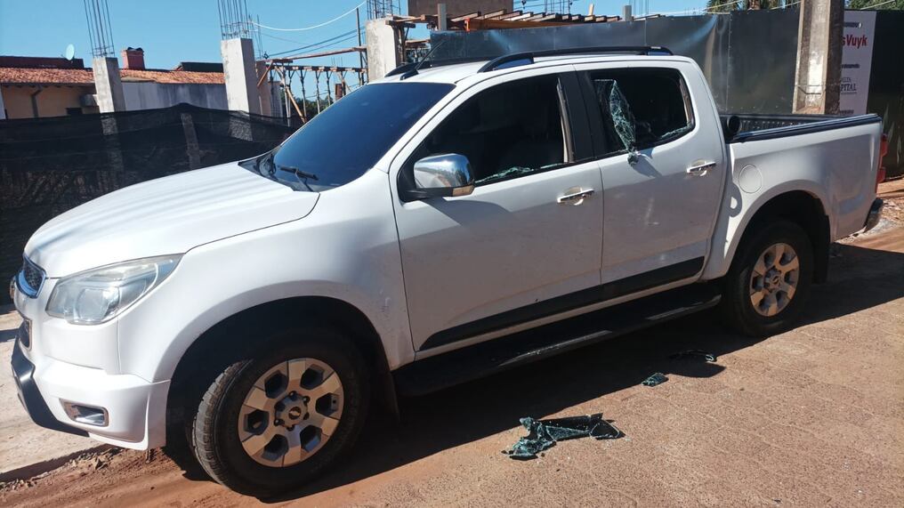 Delincuentes rompieron la ventanilla de la camioneta y robaron 20 millones de guaraníes que, supuestamente, eran para el pago a los obreros de la construcción. Ocurrió frente al sitio de obras, en el barrio Boquerón de CDE, cuando el propietario ingresó al predio. Foto: Gentileza