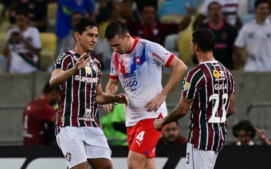 Ganso festeja su conquista de cabeza, Eduardo Brock sufre, en la victoria de Fluminense ante Cerro Porteño.FOTO: AFP