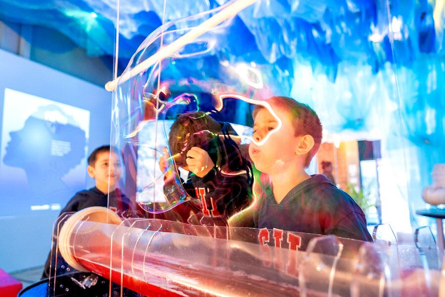 En las vacaciones de invierno, gracias al programa Cardumen, niñas y niños podrán sumergirse en el universo de las ciencias, en los espacios prototipo del futuro museo MuCi ubicados en Textilia.