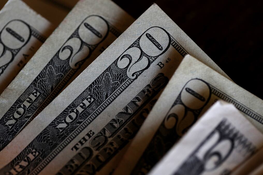 Actualmente, el dólar se encuentra a G. 7.750 a la venta del cambio efectivo, tras registrar una baja de 20 puntos al cierre del viernes. Foto: AFP