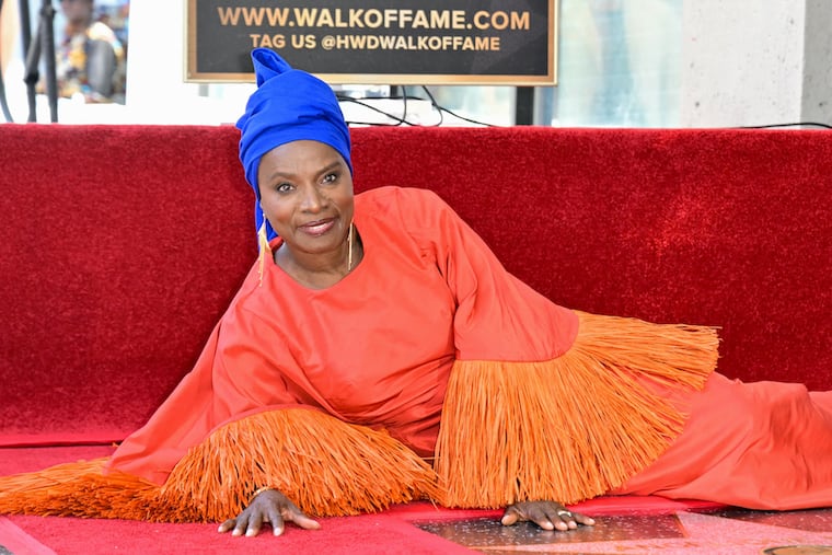 Angelique Kidjo posa junto a su estrella en el Paseo de la Fama. Foto: Frederic J. Brown / AFP