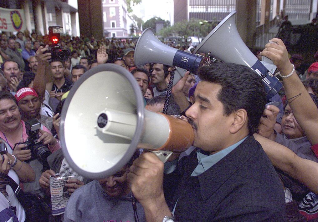 El entonces diputado se dirige el 2 de marzo de 2004 a una multitud de partidarios de Hugo Chávez en Caracas. Foto: Andrew Alvarez/AFP
