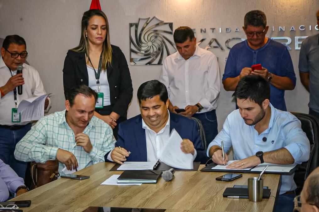 El titular de la EBY, Luis Benítez Cuevas, desarrolló una jornada de trabajo en Encarnación, la cual incluyó la firma de un acuerdo con el Minna, así como la entrega de aportes a distintas organizaciones sociales. Foto: Gentileza
