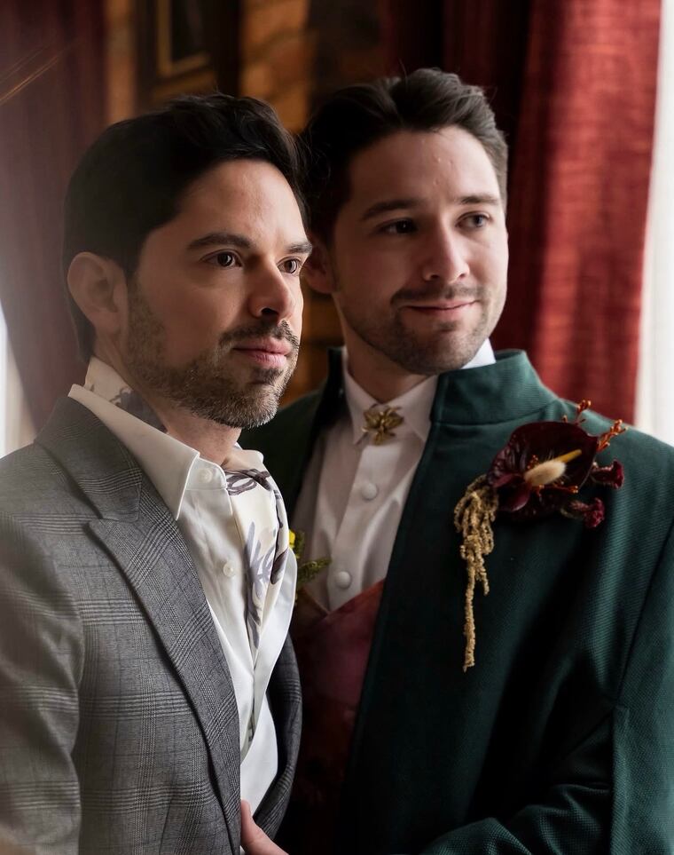 Diego Urizar y Sebastián Campos Cervera, emocionan con su boda simbólica en redes sociales. Fotos: El Faro Bodas