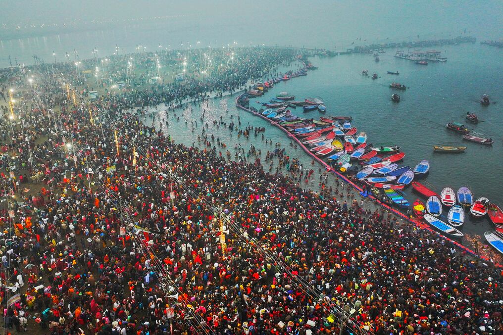 Esta fotografía aérea tomada y difundida por el Departamento de Información del Estado de Uttar Pradesh, el 13 de enero de 2025. Foto: AFP