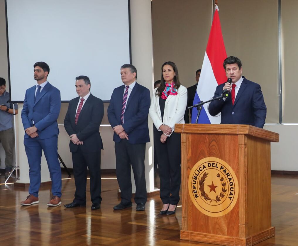 El ministro de Industria y Comercio Javier Giménez asumió el cargo este jueves y presentó a su gabinete. Foto: Gentileza