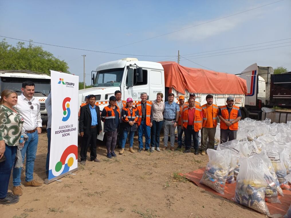 El ministro de la SEN, Arsenio Zárate, encabezó el proceso de entrega de kits alimenticios a las comunidades indígenas de Boquerón, acompañado de otros representantes nacionales. Foto: Gentileza