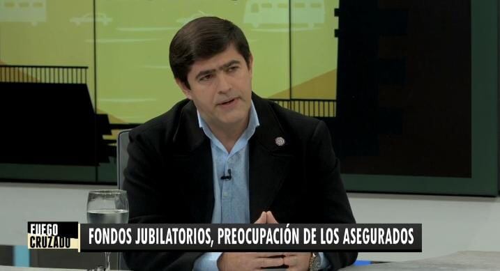 El gerente de Administración y Finanzas del IPS, José Luis Urizar, lamentó la falta de consenso social y acuerdos políticos para impulsar constantemente reformas en la previsional. Foto: Captura de pantalla