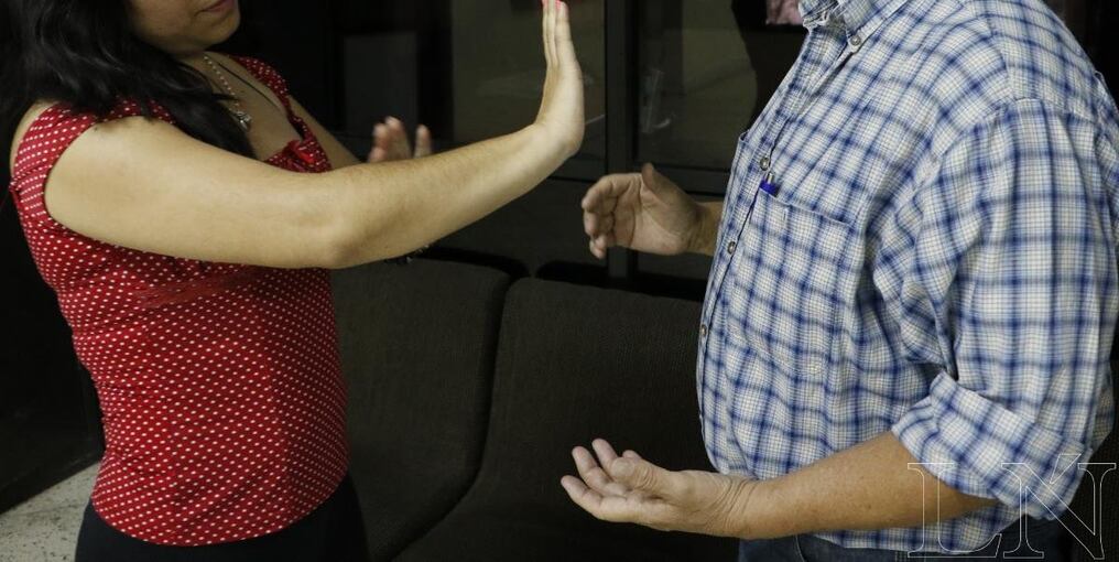 Fiscal Natalia Montanía de Hernandarias pidió prisión de una mujer imputada por tentativa de homicidio doloso. Habría apuñalado a su novio dejándolo con heridas de gravedad y sigue hospitalizado. Foto: Ilustrativa.