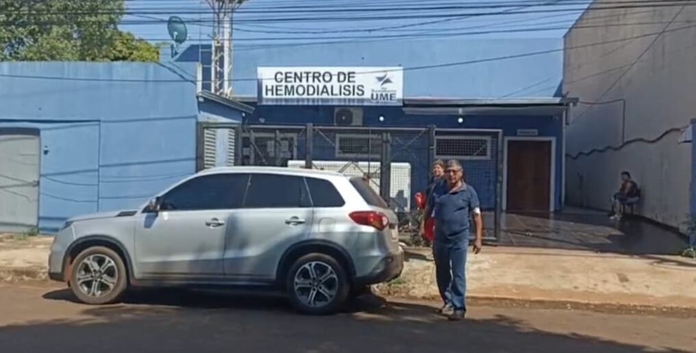 Los pacientes renales que acuden al Centro de Hemodiálisis UME II de Ciudad del Este, fueron advertidos que el servicio puede verse restringido si IPS no paga la deuda de 18 meses por los servicios.  Foto: Gentileza