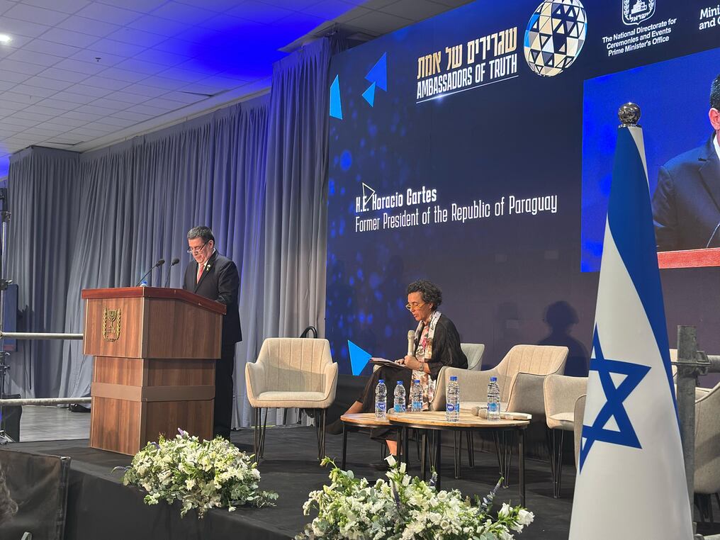 El expresidente de la República, Horacio Cartes, fue aplaudido de pie en su ponencia durante la Conferencia Internacional sobre Antisemitismo desarrollada en Jerusalén. Foto: Gentileza