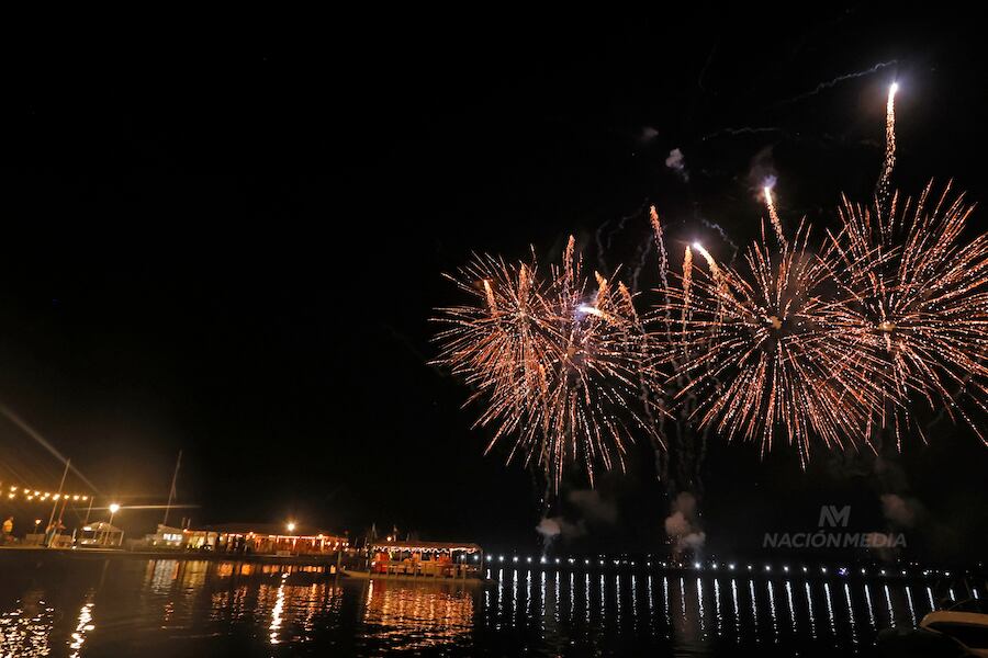 Siguiendo con la tradición, las reinas y sus princesas arribaron al club en balsa bajo un sorprendente show de fuegos artificiales