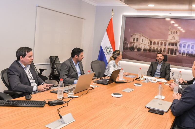 La ministra de Trabajo se reunió con el presidente en ejercicio, Pedro Alliana. Foto: Presidencia.