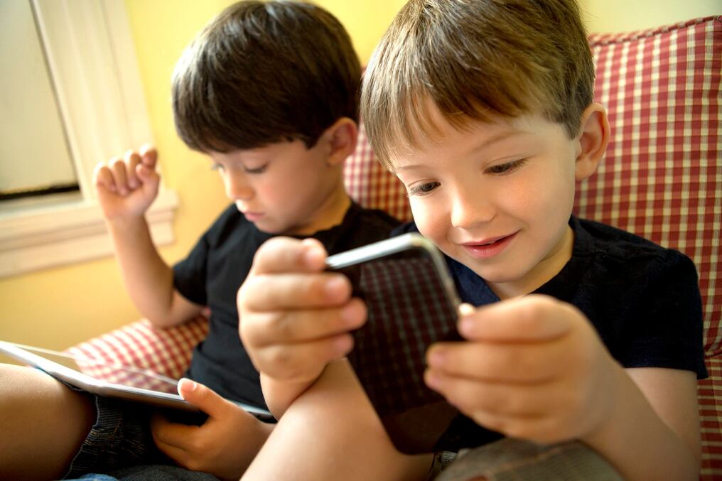 El documento publicado en ‘JAMA Pediatrics’, indica que el uso de tabletas y celulares por parte de los niños contribuye a los arrebatos de ira y frustración, socavando así su capacidad para  manejar eficazmente las emociones. Foto: Archivo