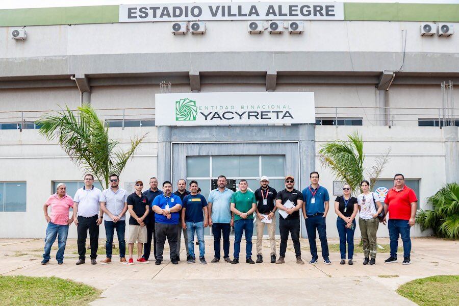 La comitiva de la APF que fue a verificar el estadio Villa Alegre.FOTO: APF
