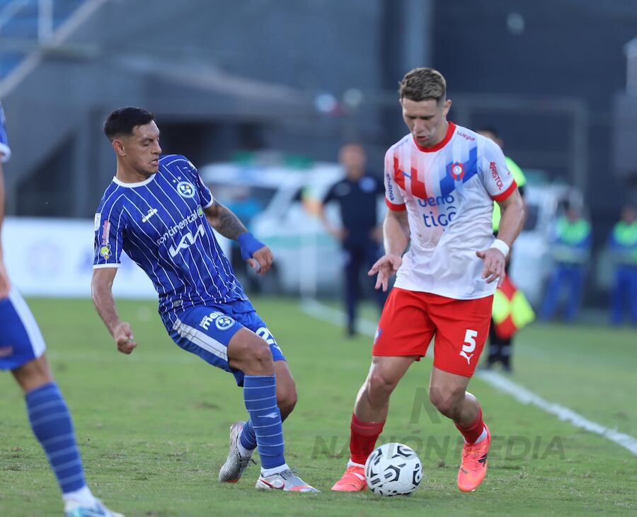 El volante cerrista Jorge Morel domina el balón en el juego ante el Danzarín.FOTO: JORGE JARA