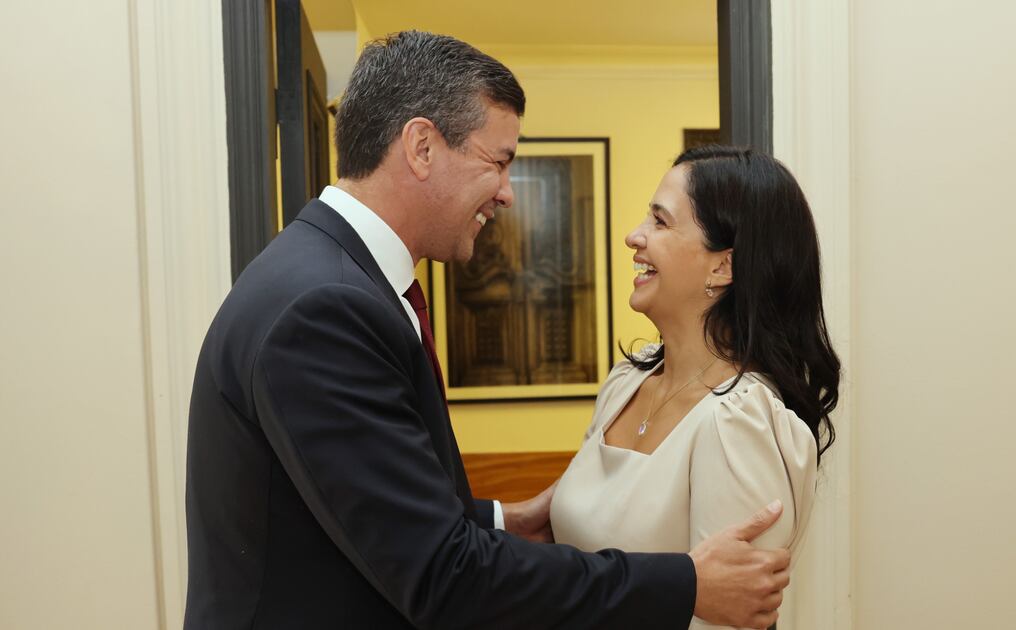 El presidente de la República, Santiago Peña, designó a Adriana Bernal como superintendente de Seguros del BCP. Foto: Gentileza
