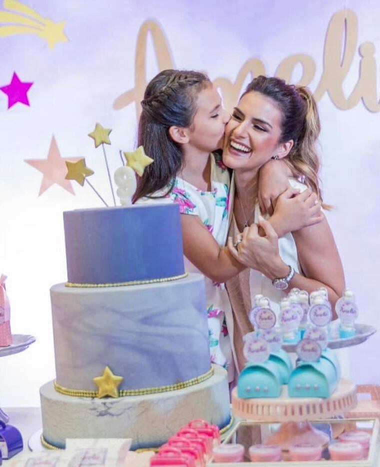 Amparo Velázquez junto a su hija Amelie, en uno de sus tantos cumpleaños.
