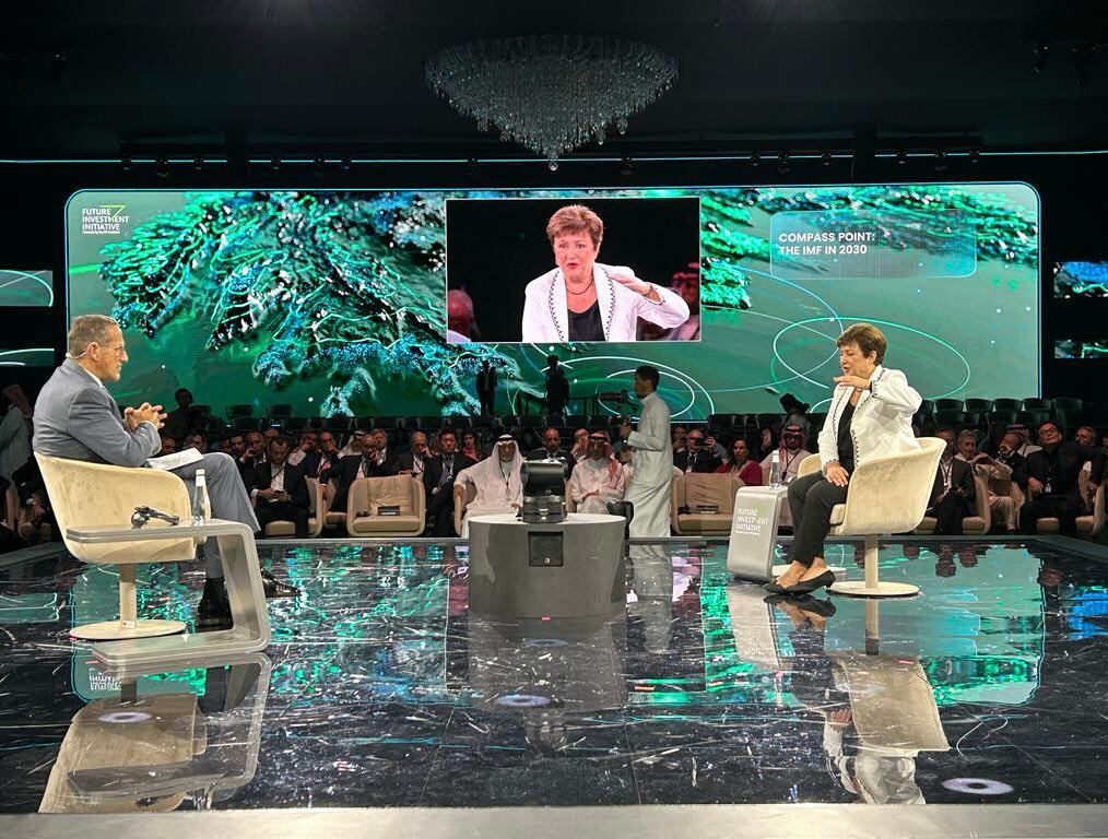 Kristalina Georgieva discutió los riesgos del actual conflicto en Gaza, los elevados niveles de deuda, la fragmentación y los altos costos de intereses. Foto: @KGeorgieva