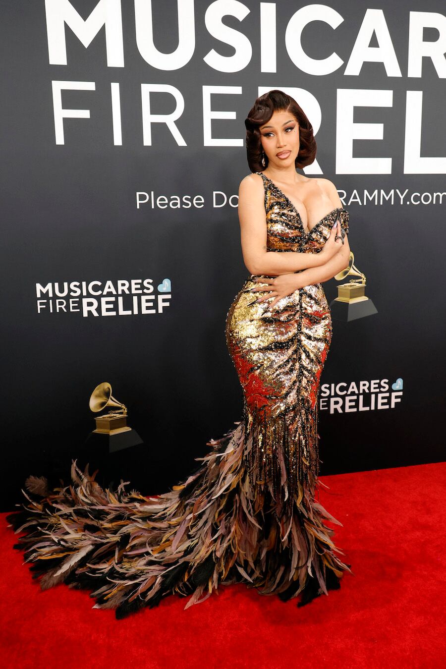 Brillos y plumas para Cardi B, vestida por Roberto Cavalli