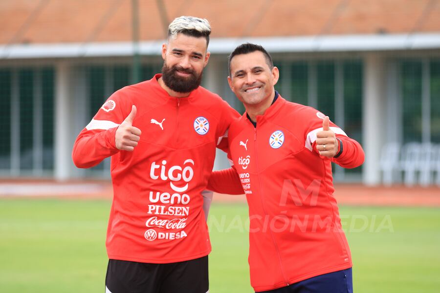 El arquero Carlos Coronel con Justo Villar (derecha) durante su primera práctica con la Albirroja.FOTO:CARLOS JURI