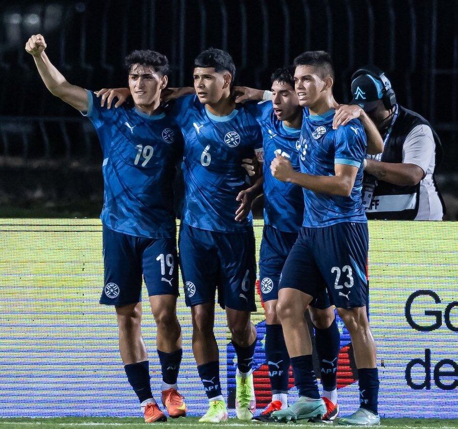 El festejo de los juveniles albirrojos tras el tanto de Ángel Aguayo. Foto: APF