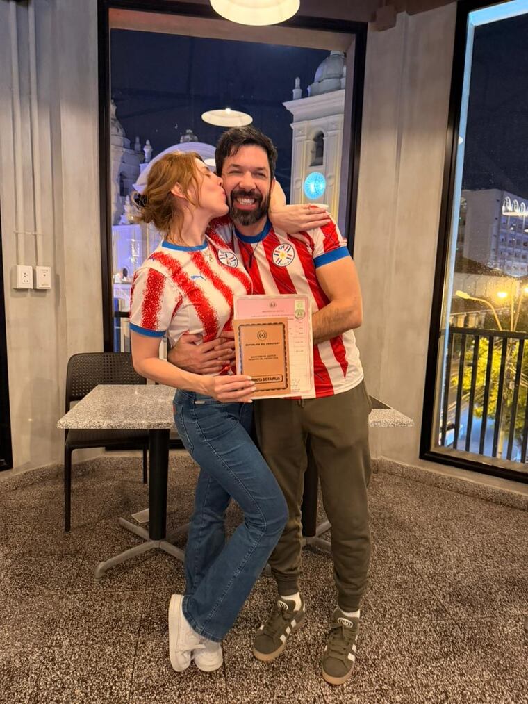 Kiara Coronel y Osmar Legal se casaron con la albirroja puesta. Foto: Gentileza