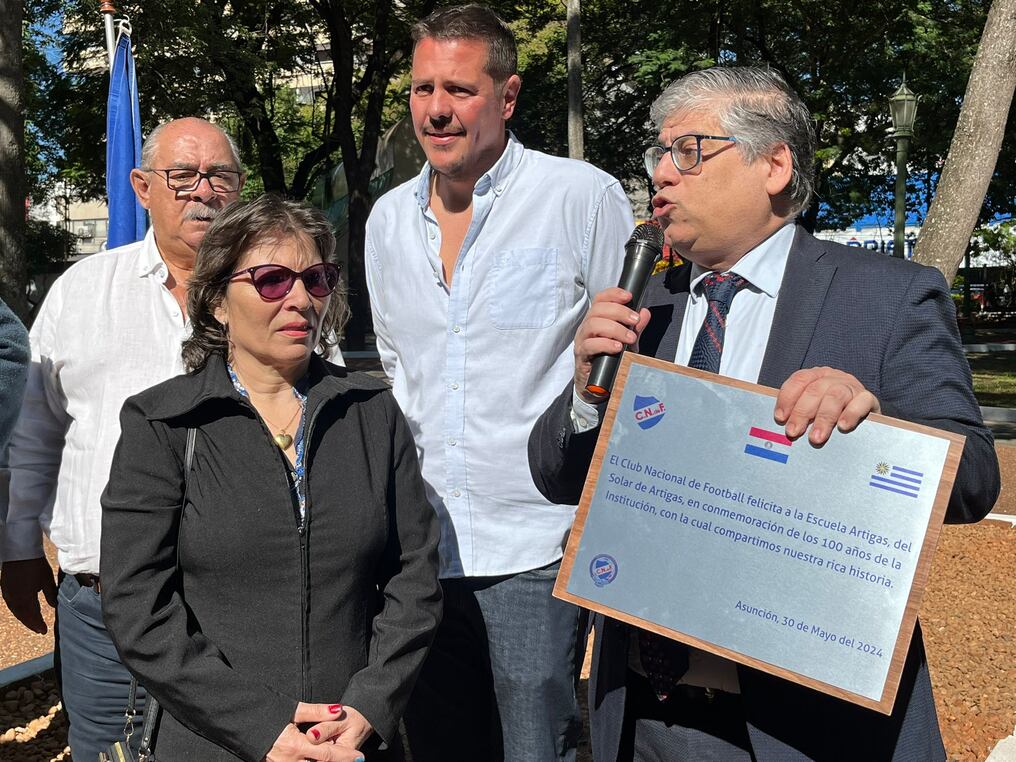 Entrega de una placa en homenaje a la Escuela Artigas por parte de directivos del club Nacional de Uruguay, el cual también asumió el padrinazgo de una parte de la Plaza Uruguaya. Foto: Gentileza / X: @leohernandez1_