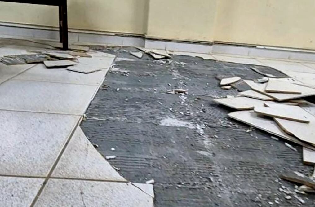 El hospital de San Lorenzo aclaró que se produjo un levantamiento de las baldosas y se tomaron medidas de seguridad. Foto: Gentileza