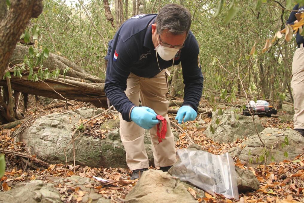 Los investigadores rastrillaron toda la zona y hallaron restos de tela y manchas de sangre. Foto: Archivo