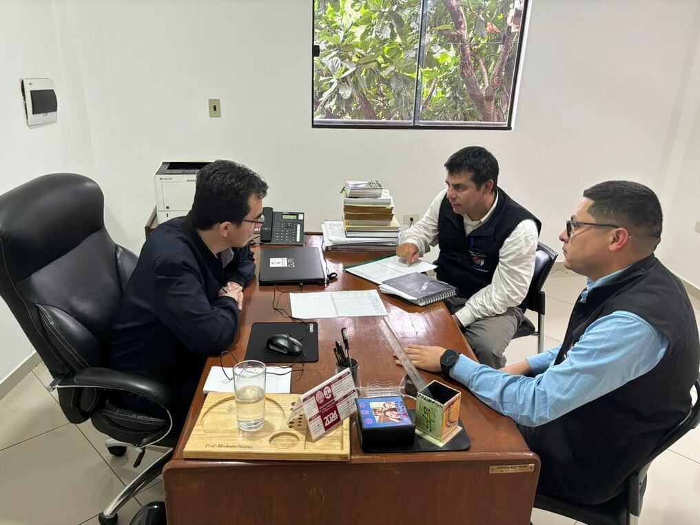 El director de Recursos Electorales, Francisco Olmedo, y el coordinador general de esta Dirección, Hugo Cazal, mantienen reuniones informativas constantes sobre el proyecto a ser desarrollado. Foto: TSJE