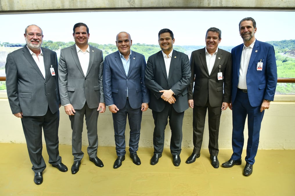 Autoridades parlamentarias y de las binacionales de Itaipú, de Paraguay y Brasil durante la reunión realizada la semana pasada. Foto: Gentileza