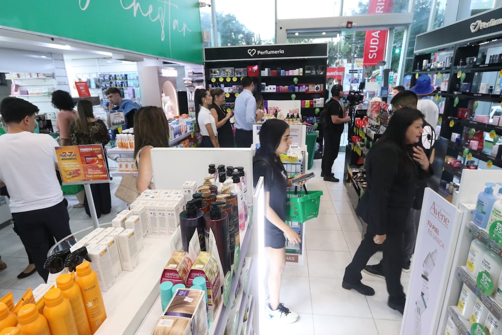 Los clientes accedieron a un 50 % de descuento en todos los productos de la tienda y 30% en medicamentos. Foto: Cristóbal Núñez