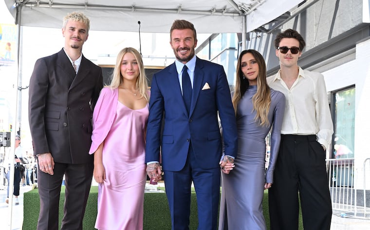 David  y Victoria Beckham, junto a sus hijos Romeo, Harper, y Cruz. Foto: Lisa O'connor / AFP