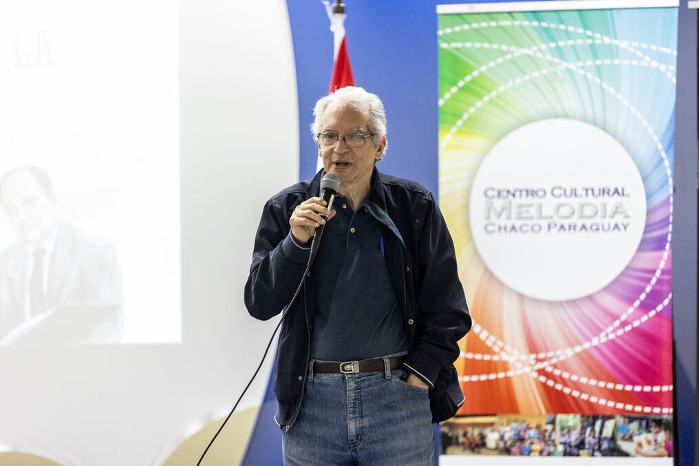 El periodista Antonio Pecci presenta el libro "Memorias" de José Asunción Flores y un audiovisual. Foto: Gentileza
